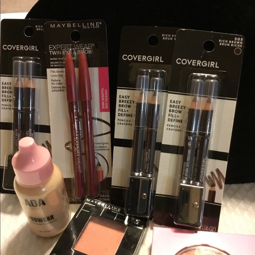 Makeup - Picture 2 of 6